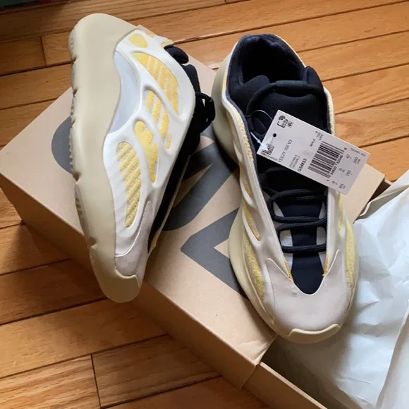 Yeezy 700 V3 - Picture 4 of 5